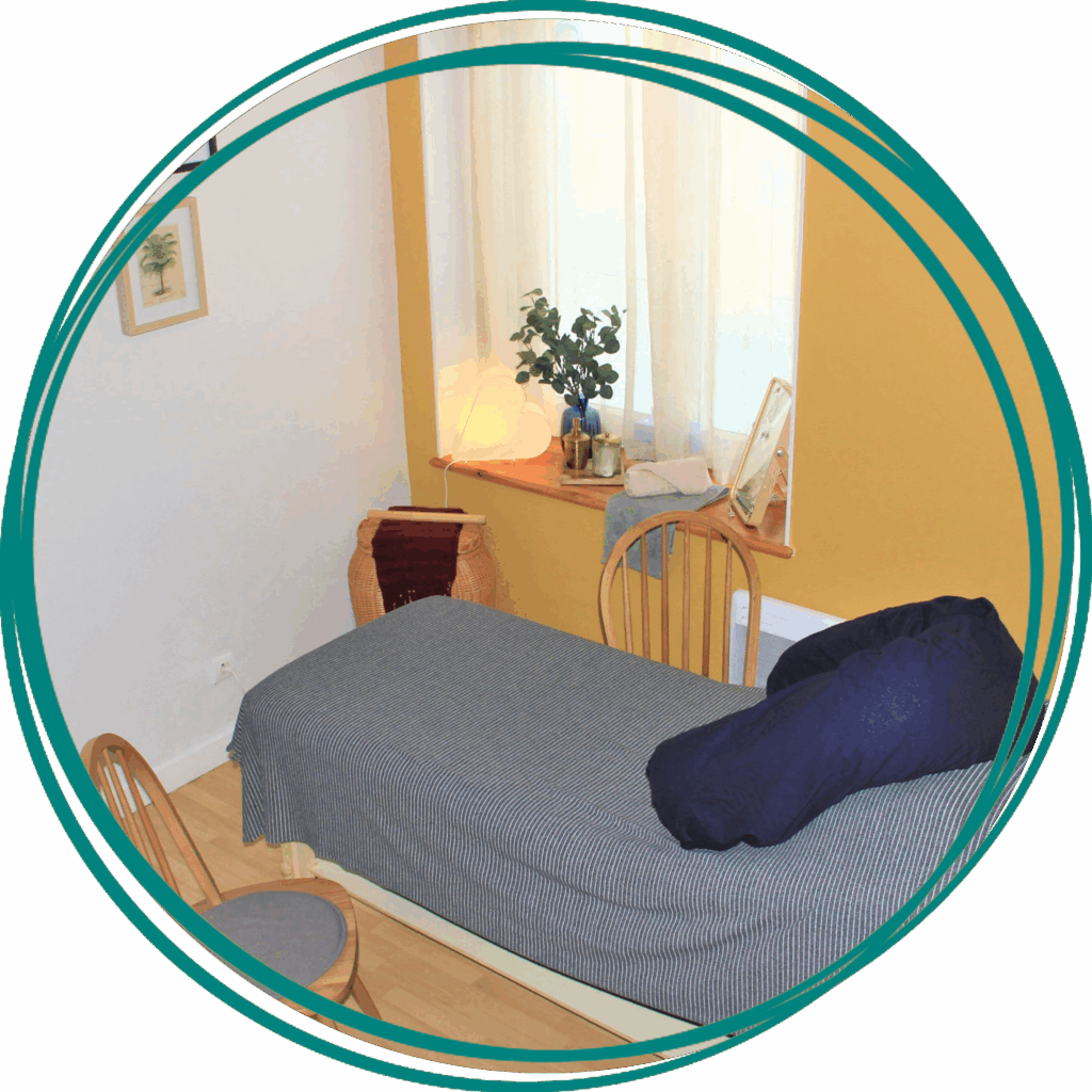 Clémentine Corjon Lajus La Maison Douce grossesse femme enceinte future maman prénatal postnatal massage yoga haptonomie revécu de naissance accompagnement du bébé par le jeu dans ses compétences et son développement cercles mamans- bébés ateliers parents-bébés ateliers se préparer au postnatal rebozo resserrage du bassin bébé nourrisson enfant foetus cours yoga danse gym bien-être entretien corporel relaxation respiration étirement méditation activité physique sport santé souplesse soin Finistère 29 Quimper Plonéour Lanvern Guilvinec Pays Bigouden cours particuliers massage détente ventre dos jambes circulation drainage haptonomie accompagnement à la naissance et à l'accouchement préparation à la naissance préparation à l'accouchement haptothérapie haptothérapeute haptonome maman papa coparent bébé