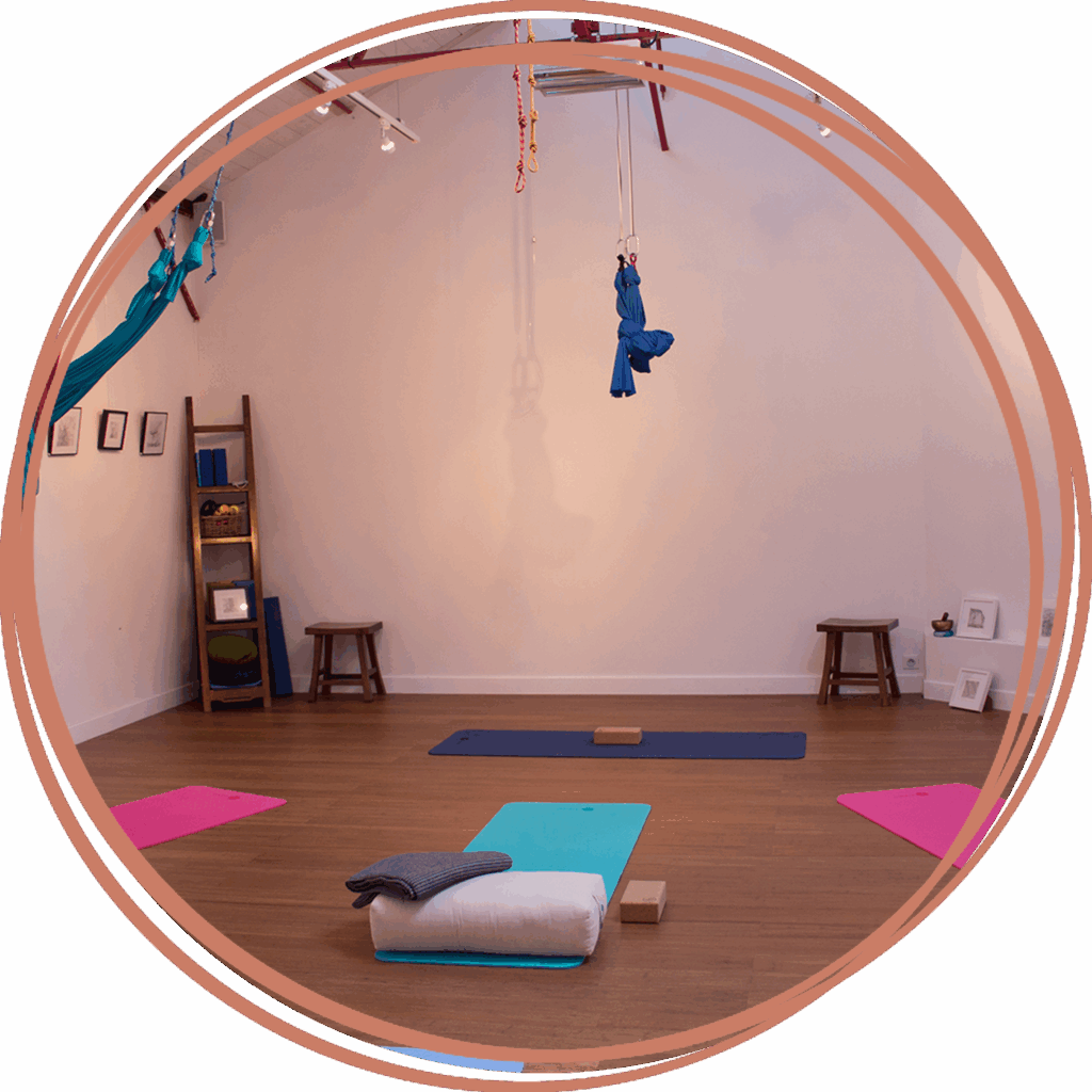 Clémentine Corjon Lajus La Maison Douce grossesse femme enceinte future maman prénatal postnatal massage yoga haptonomie revécu de naissance accompagnement du bébé par le jeu dans ses compétences et son développement cercles mamans- bébés ateliers parents-bébés ateliers se préparer au postnatal rebozo resserrage du bassin bébé nourrisson enfant foetus cours yoga danse gym bien-être entretien corporel relaxation respiration étirement méditation activité physique sport santé souplesse soin Finistère 29 Quimper Plonéour Lanvern Guilvinec Pays Bigouden cours particuliers massage détente ventre dos jambes circulation drainage haptonomie accompagnement à la naissance et à l'accouchement préparation à la naissance préparation à l'accouchement haptothérapie haptothérapeute haptonome maman papa coparent bébé